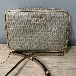 Michael Kors Jet Set Charm crossbody